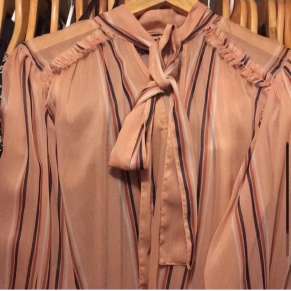 - Elegant! Beautiful rose blush blouse - Picture 6 of 6